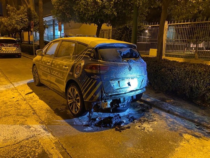 Coche patrulla incendiado