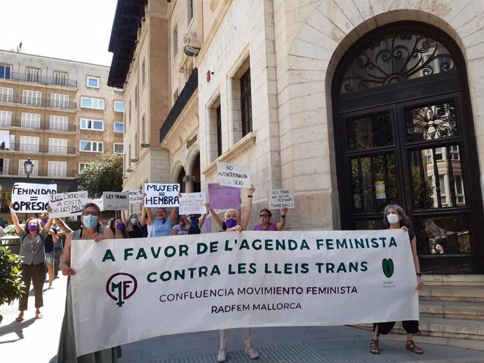 Un grupo de feministas exigen en Palma "el cumplimiento de la agenda feminista" y la "derogación de las leyes trans"