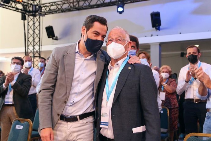 El presidente del PP-A, Juanma Moreno, junto al alcalde de Roquetas de Mar, Gabriel Amat