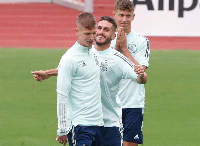 Koke bromea con Dani Olmo bajo la atenta mirada de Marcos Llorente durante un entrenamiento de la selección española de cara a la Eurocopa 2020