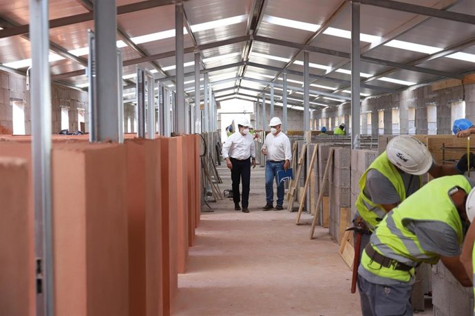 El presidente del Cabildo de Tenerife, Pedro Martín, visita las obras de la nueva nave del refugio de Tierra Blanca