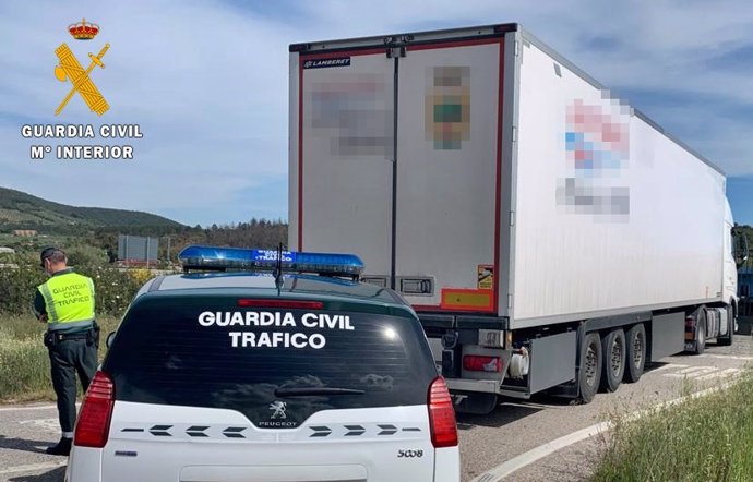 Archivo - La Guardia Civil identifica un camión