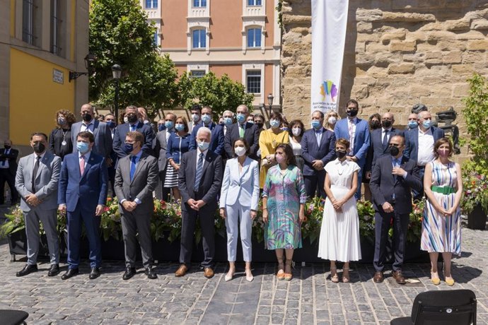 Foto de grupo tras la firma de la Declaración de Cooperación Institucional en el Camino de Santiago Francés.