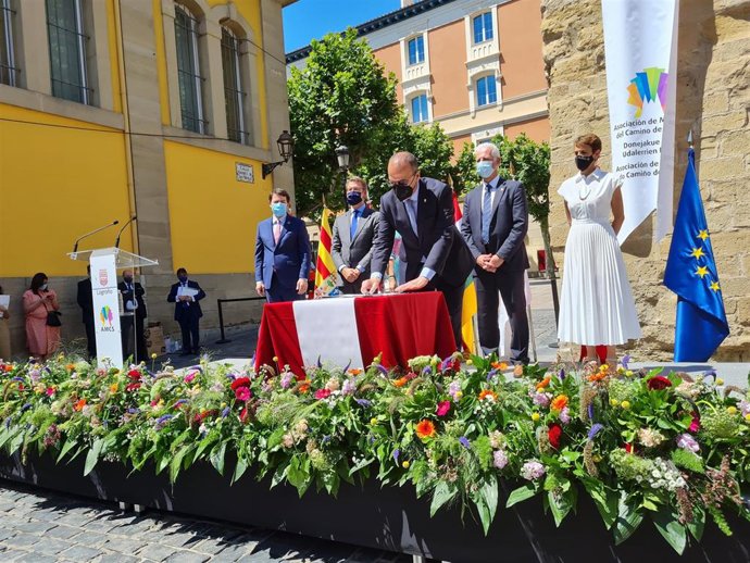 El consejero de Educación, Cultura y Deporte del Gobierno de Aragón, Felipe Faci, firma la Declaración de Cooperación Interregional, en Logroño (La Rioja).