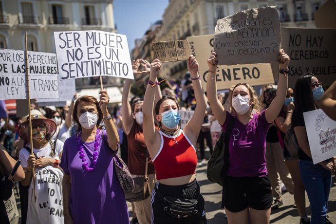 Varias mujeres con carteles, durante una manifestación contra la Ley Trans del Igualdad, a 26 de junio de 2021, en Madrid (España). La manifestación convocada por Confluencia Movimiento Feminista, agrupa a medio centenar de organizaciones de toda España