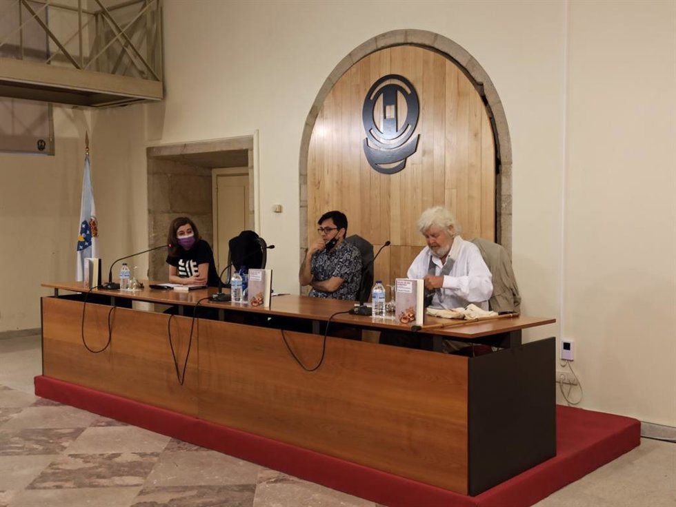 Marta Lois, Gerardo Pisarello y Xosé Manuel Beiras en la presentación del libro 'Dejar de ser súbditos'
