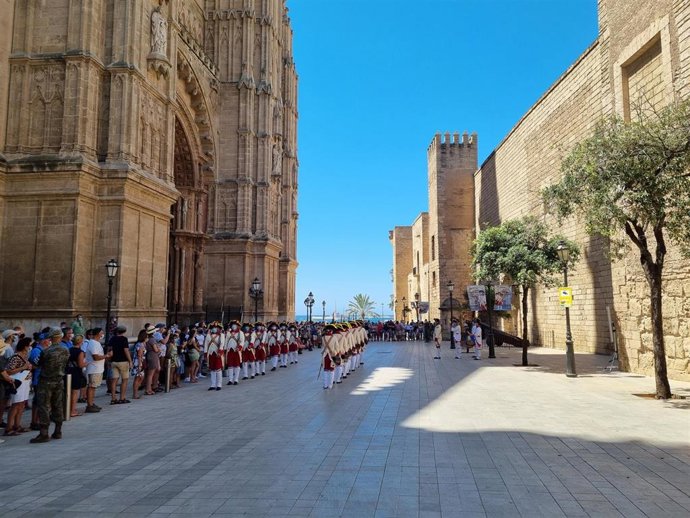 Relevo de la Guardia de Honor del Palacio de la Almudaina.
