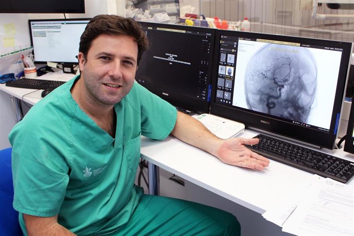 Archivo - El adjunto del servicio de Radiología Intervencionista del Hospital General de Valncia, Alfonso González-Cruz