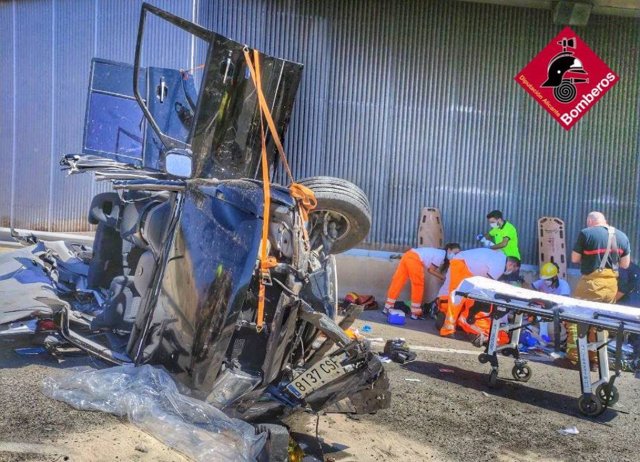 Estado del vehículo tras el accidente en la A-7 en Monforte del Cid (Alicante)