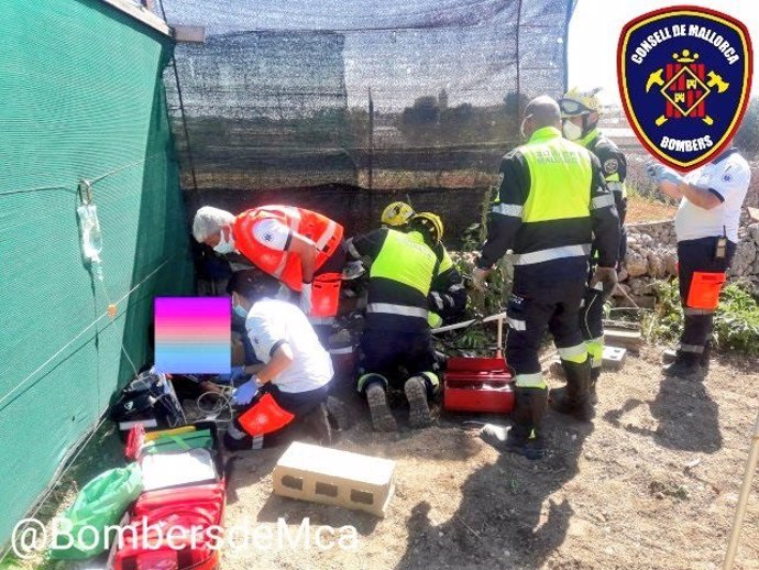 Bomberos de Mallorca rescatan a un menor al que se le ha quedado una pierna atrapada por un monocultor en Sineu (Mallorca).