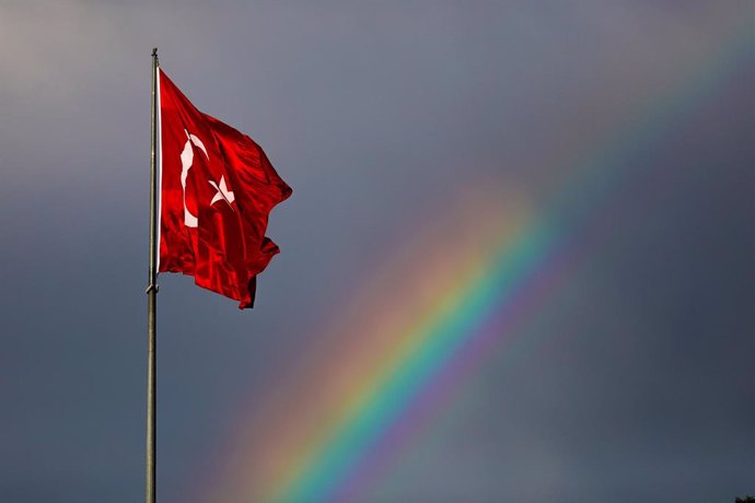 Arcoíris junto a una bandera turca en Estambul