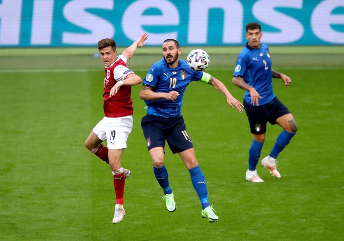 26 June 2021, United Kingdom, London: Austria's Christoph Baumgartner (L) and Italy's Leonardo Bonucci battle for the ball during the UEFA EURO 2020 round of 16 soccer match between Italy and Austria at the Wembley stadium. Photo: Nick Potts/PA Wire/dpa