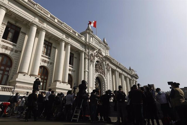 Periodistas cubriendo la llegada del presidente de Perú, Francisco Sagasti, en el Congreso del país