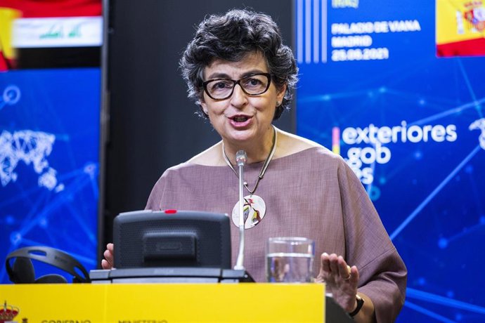 La Ministra de Exteriores, Arancha González Laya, interviene en una rueda de prensa con su homólogo iraquí, a 25 de junio de 2021, en el Palacio de Viana, Madrid, (España).