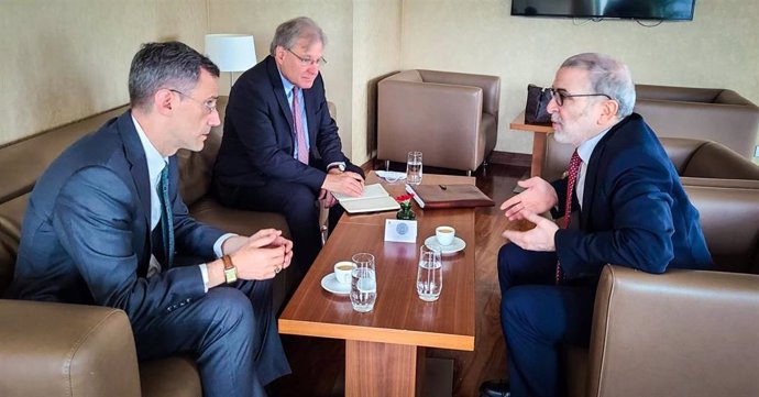 El embajador de EEUU en Libia, Richard Norland, al fondo de la imagen, habla con el presidente de la petrolera estatal libia, Mustafa Sanallah, a la derecha
