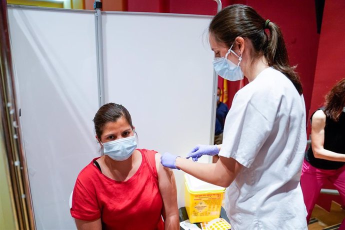 Una mujer recibe la primera dosis de la vacuna de Pfizer-BioNTech contra el Covid-19, a 9 de junio de 2021, en el Hospital Severo Ochoa de Leganés, Leganés, Madrid, (España).