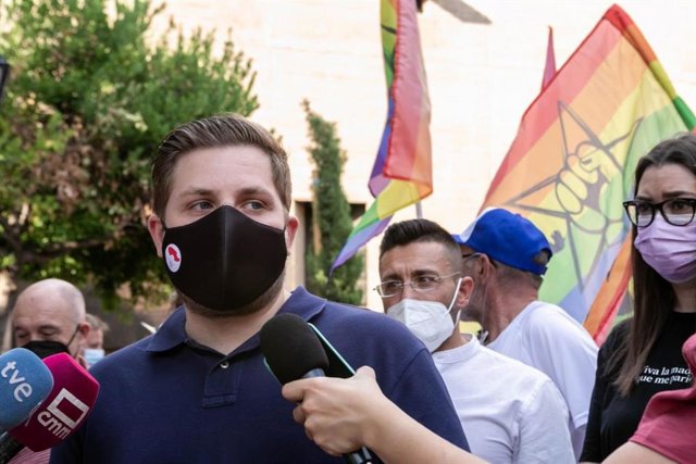 El consejero de Fomento, Nacho Hernando, en la manifestación LGTBI