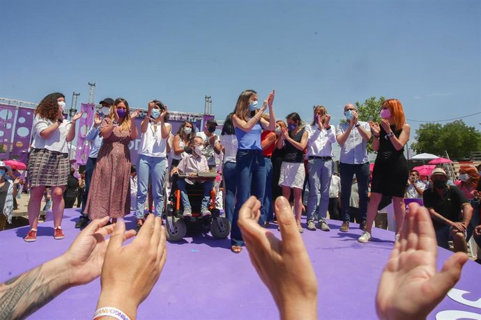 La nueva líder de Podemos, Ione Belarra, aplaude tras ser elegida como secretaria general del partido con el 89% de los votos con su candidatura `Crecer, en la IV Asamblea Ciudadana Estatal de Podemos, a 13 de junio de 2021, en el Auditorio Parque de Luc