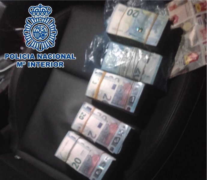Dinero incautado por la Policía Nacional en una operación con 18 detenidos