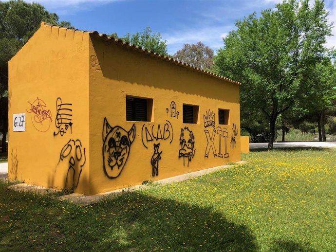 Archivo - Pintadas en los aseos del parque Infanta Elena