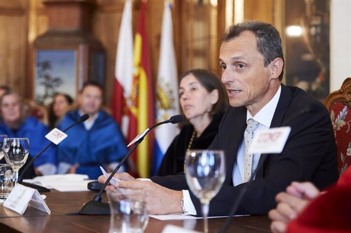 Archivo - La rectora de la UIMP, María Luz Morán y el ministro de Ciencia, Innovación y Universidades, Pedro Duque, en el acto de clausura de los cursos de la Universidad Internacional Menéndez Pelayo (UIMP) de 2019.- Archivo.