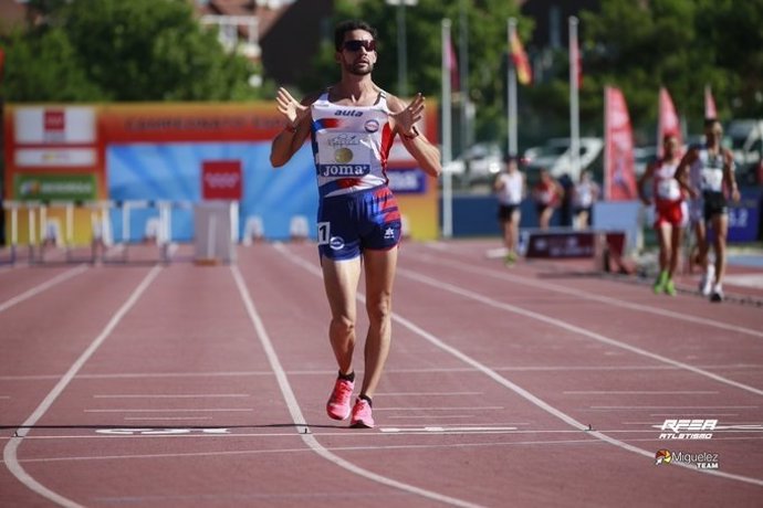 Álvaro Martín Uriol cruza la meta para proclamarse de nuevo Campeón de España en 10.000 metros marcha.