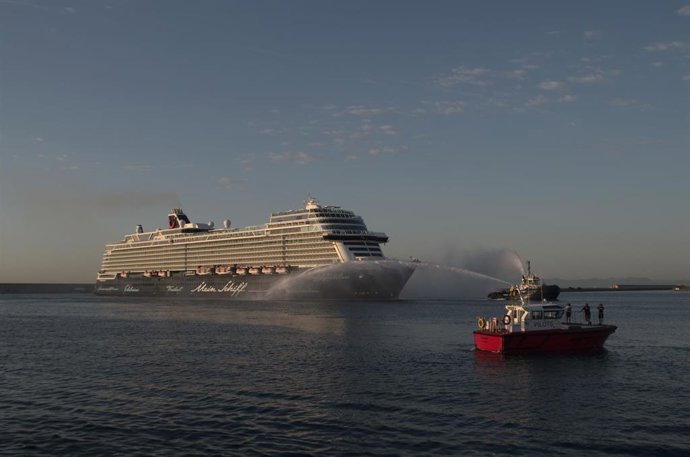 Recibimiento del primer crucero que llega al Puerto de Valncia en 15 meses