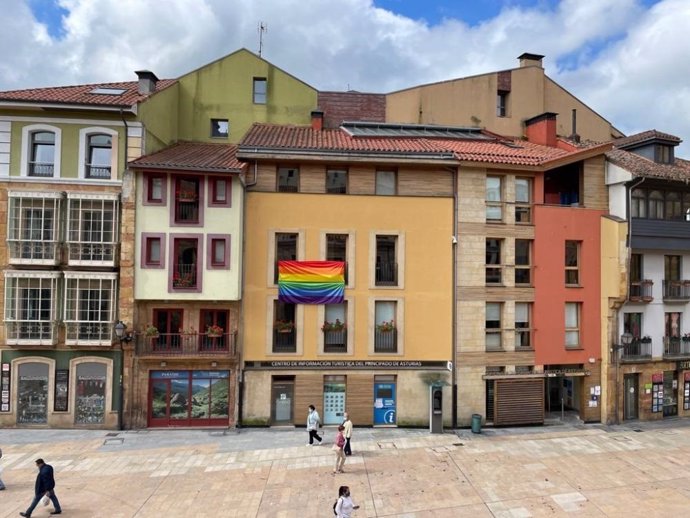 Bandera LGTB colgada frente al Ayuntamiento de Oviedo