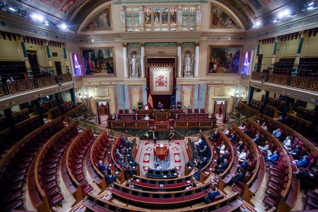 Plano picado de vista general del acto en recuerdo y homenaje a las víctimas del terrorismo, en el Salón de Sesiones del Congreso de los Diputados, a 27 de junio de 2021, en Madrid (España).