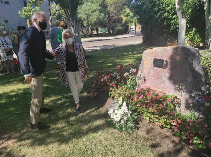 El alcalde de Zaragoza, Jorge Azcón, y la viuda de Publio Cordón, Pilar Muro, en el homenaje al empresario.