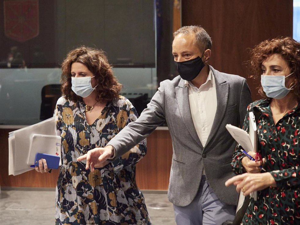 Archivo - Los parlamentarios de Navarra Suma Marta Álvarez (1i); y Juan Luis Sánchez de Muniáin (c), a su llegada a la Mesa y Junta de portavoces en el Parlamento de Navarra