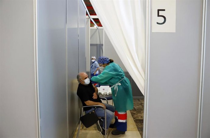 Archivo - Varias personas asisten a la vacunación masima que estos días se está realizando en el Palacio de Ferias y Congresos de la capital, uno de los puntos más grandes de la comunidad andaluza donde se inoculan más viales a 05 de mayo del 2021 en Má