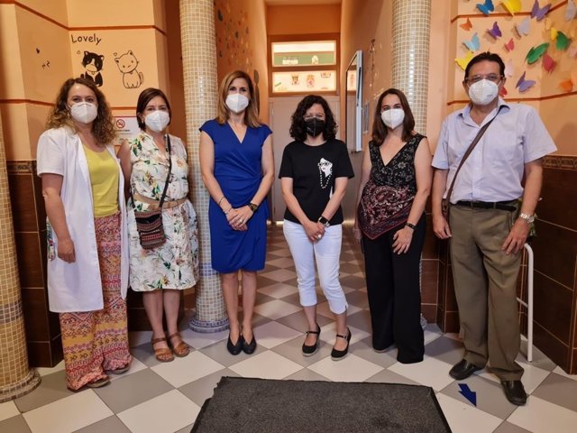 La delegada de la Consejería de Igualdad, Políticas Sociales y Conciliación en Jaén, Encarnación Gutiérrez, visita la residencia de La Carolina.