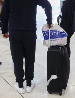 Archivo - Un pasajero con su maleta.