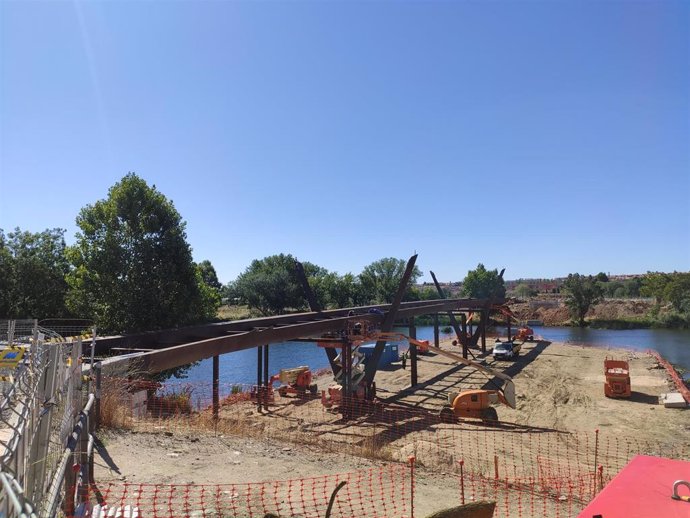 Obras esta semana en la nueva pasarela sobre el río Tormes en Salamanca.