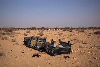 Archivo - Restos de un vehículo en Puntlandia, Somalia