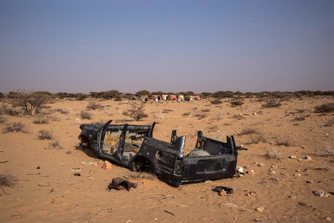 Archivo - Restos de un vehículo en Puntlandia, Somalia