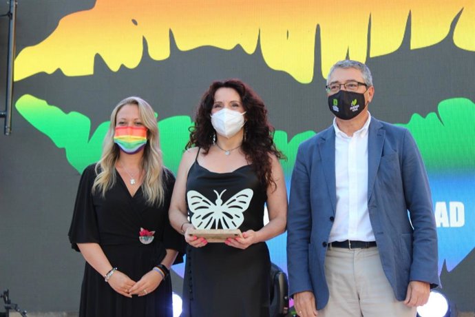 La consejera de Igualdad, Rocío Ruiz, en el centro de la imagen, junto al alcalde de Rincón de la Victoria y presidente de la Diputación, Francisco Salado