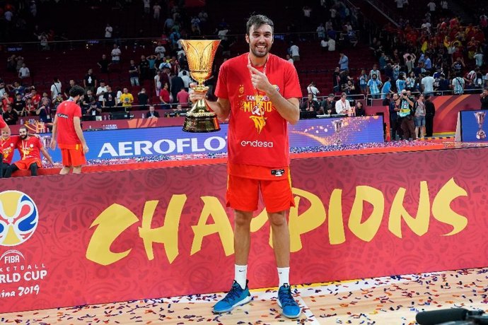 Pierre Oriola con la selección española de baloncesto tras ganar el Mundial de China