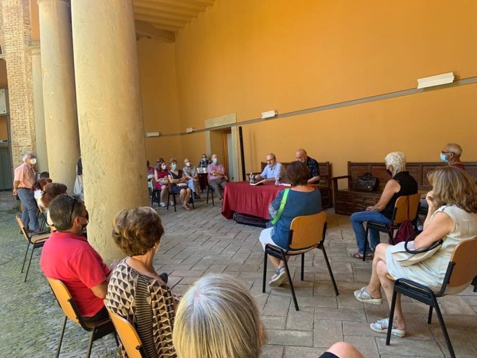 Presentación del libro' Consagrar la distinción, producir la diferencia: una historia del Instituto de Huesca a través de sus catedráticos (1845- 1931)', en el Patio del Museo de Huesca.