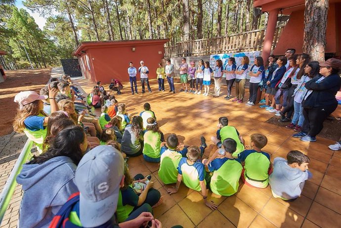 Archivo - Imagen de archivo del ex presidente del Cabildo de Tenerife y portavoz del Grupo de CC-PNC, Carlos Alonso, visitando el campamento de verano de La Esperanza