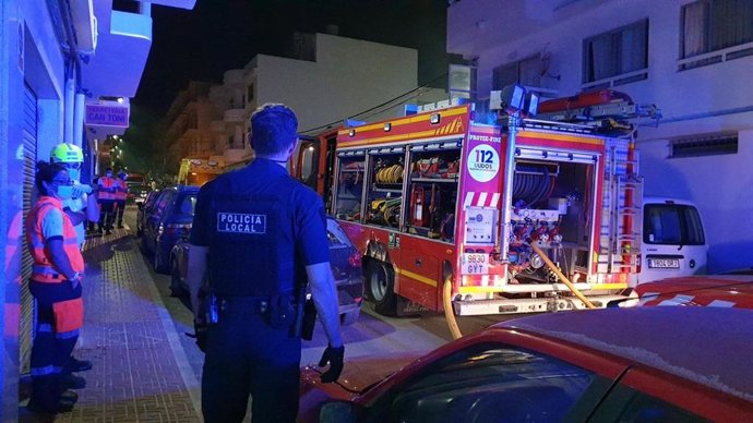 La Policía Local de Sant Antoni, Bomberos y SAMU 061 intervenienen en un incendio en una vivienda en esta localidad ibicenca.