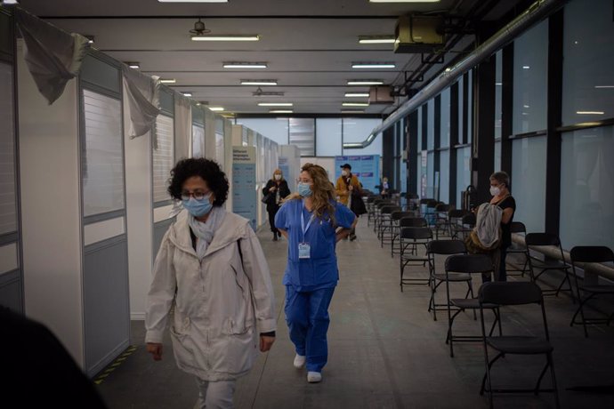 Archivo - Arxivo - Una dona i una sanitria en el circuit de vacunació de Fira de Barcelona, a 26 d'abril de 2021