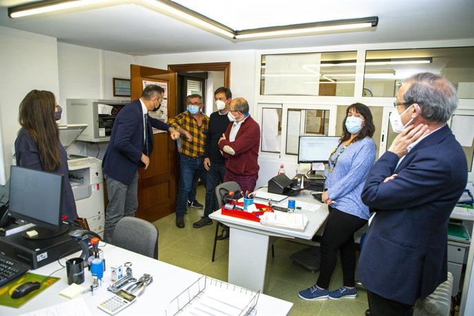 Archivo - El consejero de Desarrollo Rural, Ganadería, Pesca, Alimentación y Medio Ambiente, Guillermo Blanco, visita la Oficina Comarcal Agraria del municipio.