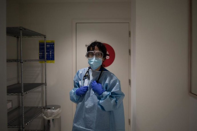 Archivo - Una mujer se somete a una prueba PCR en el edificio Garbí-Vall de Hebrón, en Barcelona