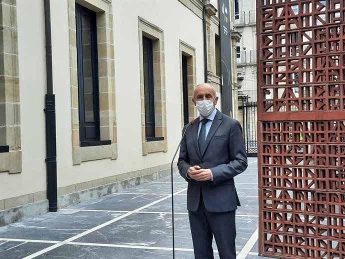El vicelehendakari y consejero de Seguridad, Josu Erkoreka, realiza declaraciones en el Parlamento vasco.