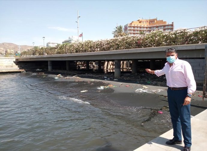 Aguas fecales en La Rambla.