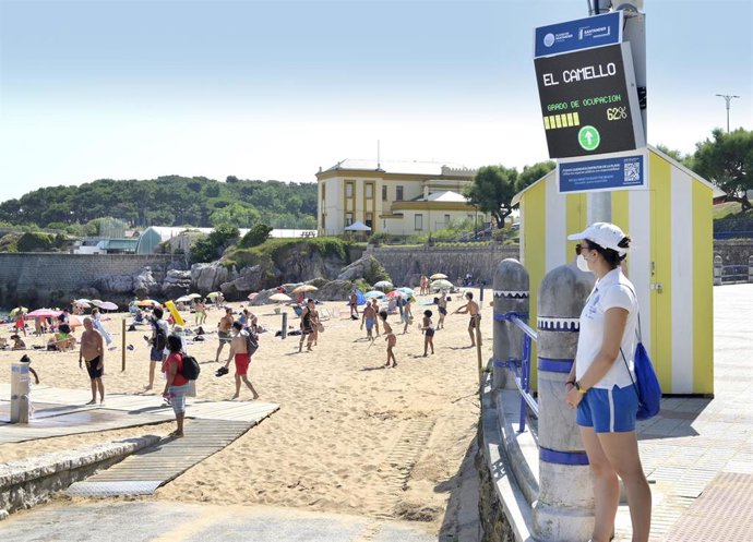 Archivo - Control de aforos en las playas de Santander.- Archivo