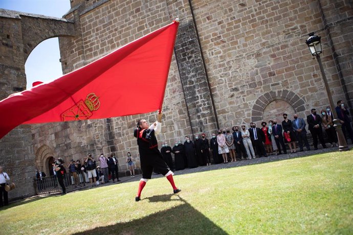El saludo a la bandera de Navarra interpretado por un miembro del grupo de dantzas Rocamador de Sangüesa en el acto de homenaje a los reyes y reinas del antiguo Reino de Navarra, celebrado en Monasterio San Salvador de Leyre