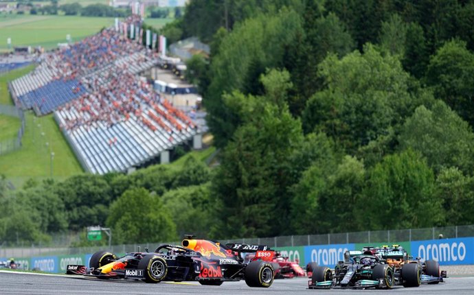 27 June 2021, Austria, Spielberg: Dutch F1 driver Max Verstappen of team Red Bull Racing and British F1 driver Lewis Hamilton of team Mercedes compete in the Grand Prix of Styria at the Red Bull Ring. Photo: Georg Hochmuth/APA/dpa
